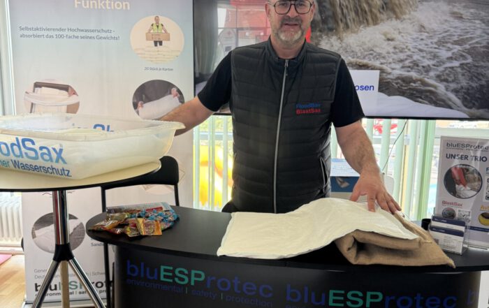 Sicherheitsmesse "Vorsorge verbindet" in Prottes Niederösterreich Die bluESProtec GmbH präsentierte am Messestand die Vorzüge von FloodSax.