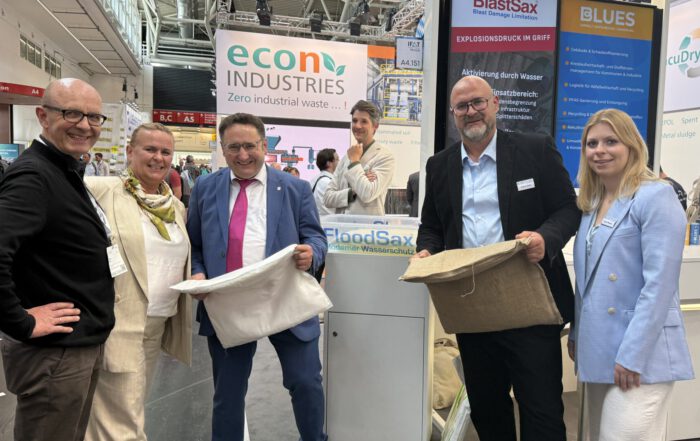 Tobias Gotthardt, Staatssekretär im Bayerischen Wirtschaftsministerium, besuchte die BLUES und die bluESProtec GmbH am IFAT-Stand.