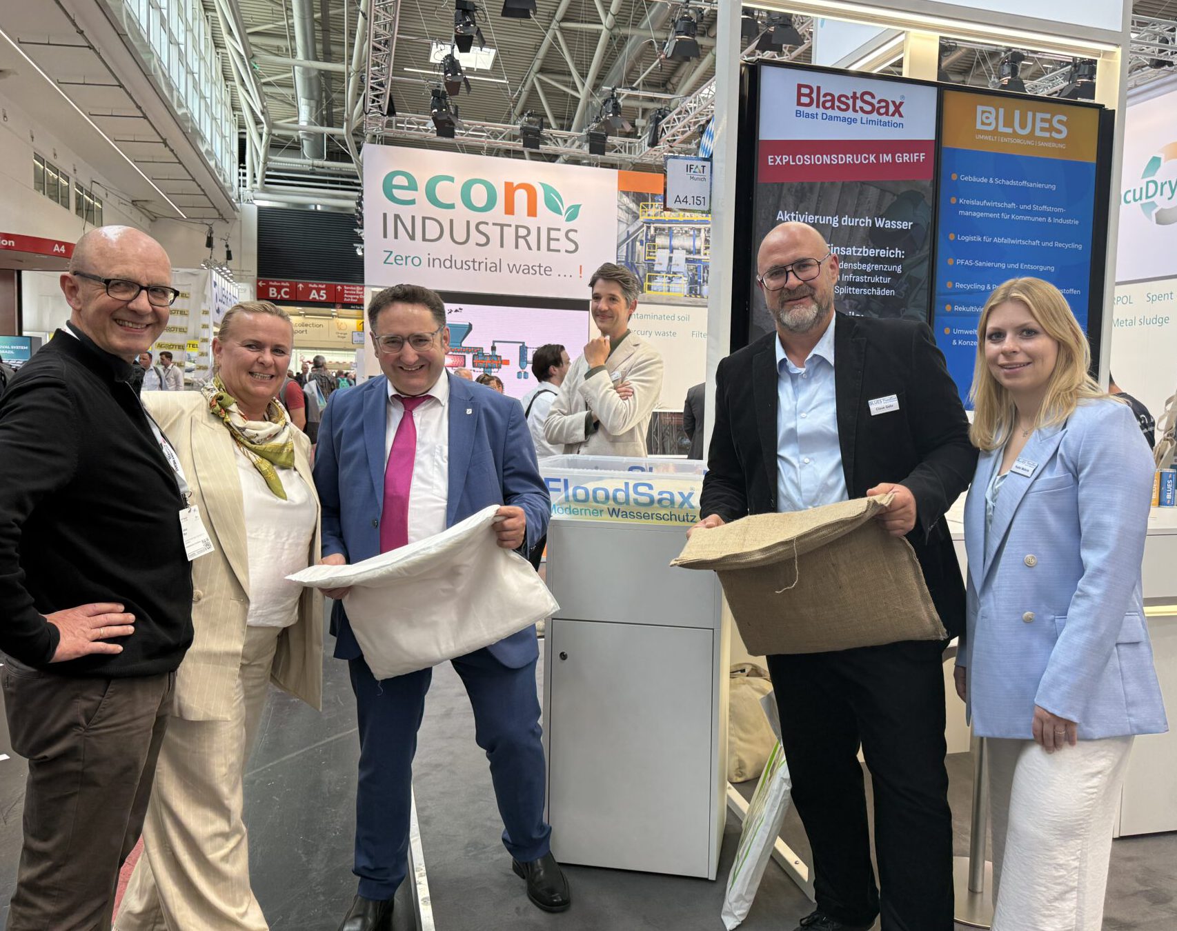 Tobias Gotthardt, Staatssekretär im Bayerischen Wirtschaftsministerium, besuchte die BLUES und die bluESProtec GmbH am IFAT-Stand.